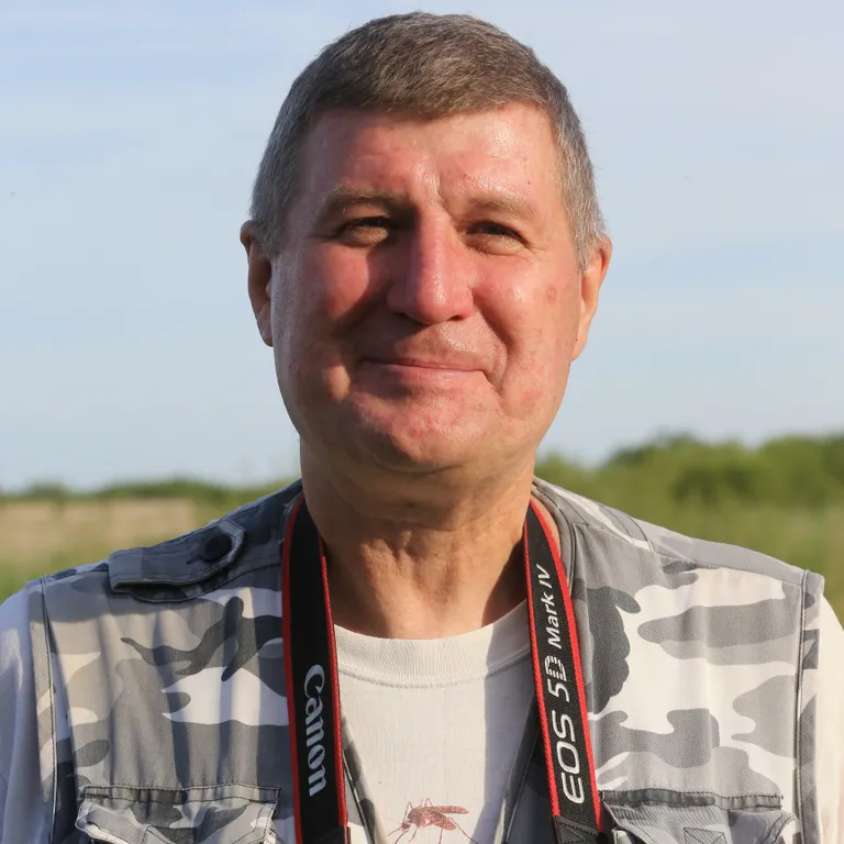 Энтомолог и фотограф Урмас Тартес позирует коллегам в футболке с изображением комара, Варнья, Эстония, 2017 год.