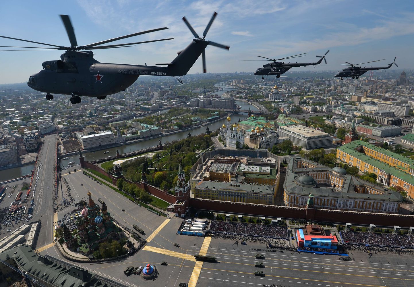 Vene sõjaväekopterid Mi-26 Halo Moskvas Punase väljaku kohal.