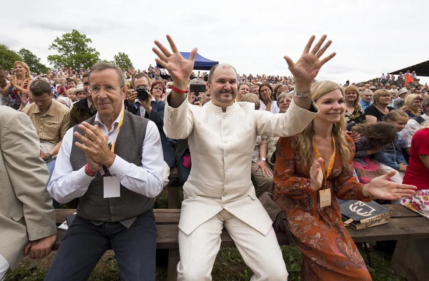 Folk on Eesti Vabariigi presidendi Toomas Hendrik Ilvese arvates kõnepidamiseks parim koht. Viljandi linnapea Ando Kiviberg, kes on ühtlasi festivali pealik, jäeti tänavusest võimu üleandmise tseremooniast kõrvale.
