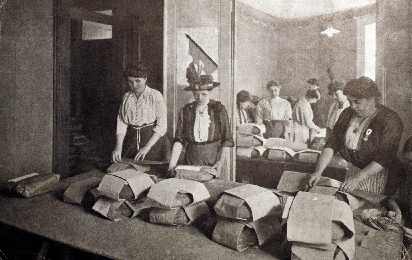 Prantslannad pakivad leivapätse rindele suunduvate meeste tarbeks.