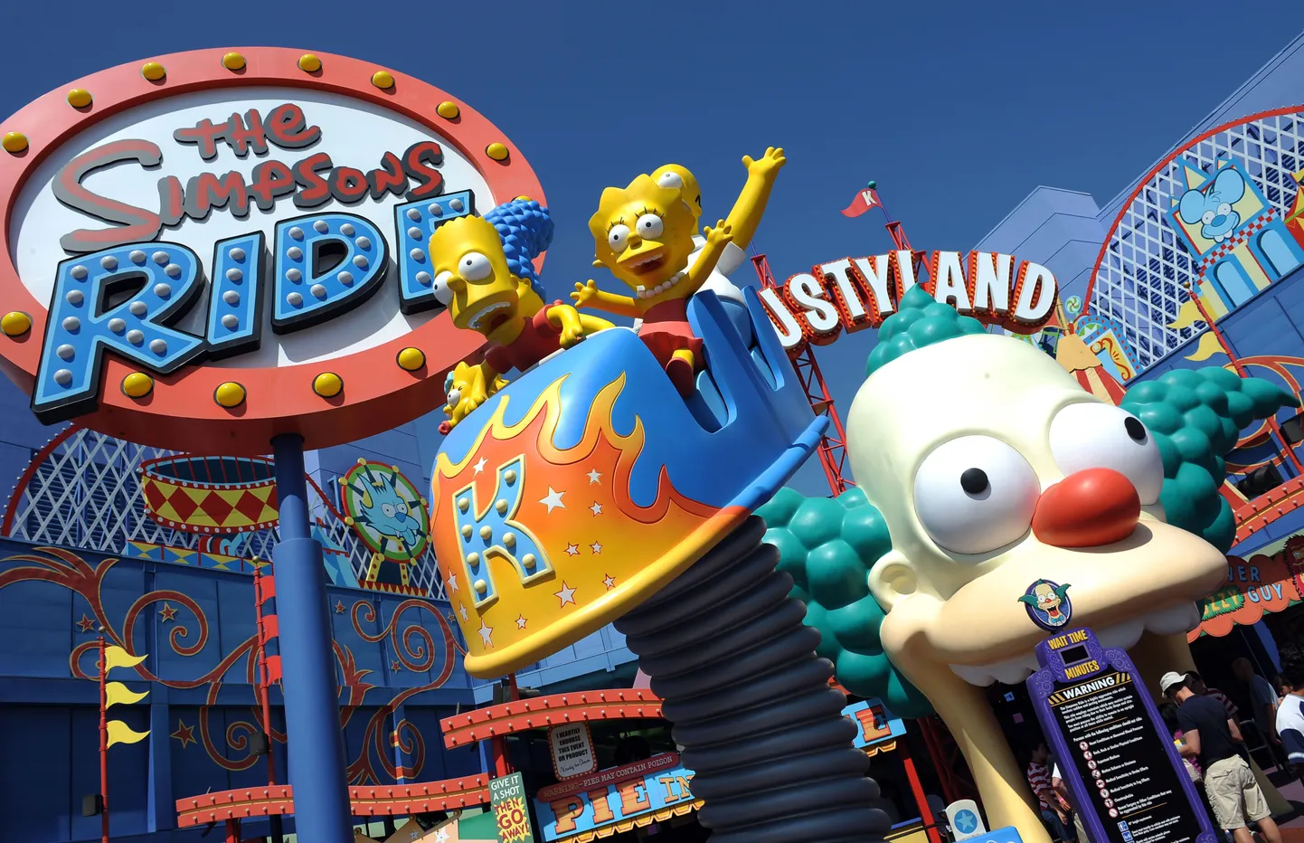 Simpsonite ja Krustylandi atraktsioonid Universal Studios Hollywoodis. Universal Studios on alustanud eksklusiivseid läbirääkimisi miljardär Anil Ambani meelelahutusgrupiga India esimese filmiteemalise lõbustuspargi loomiseks.