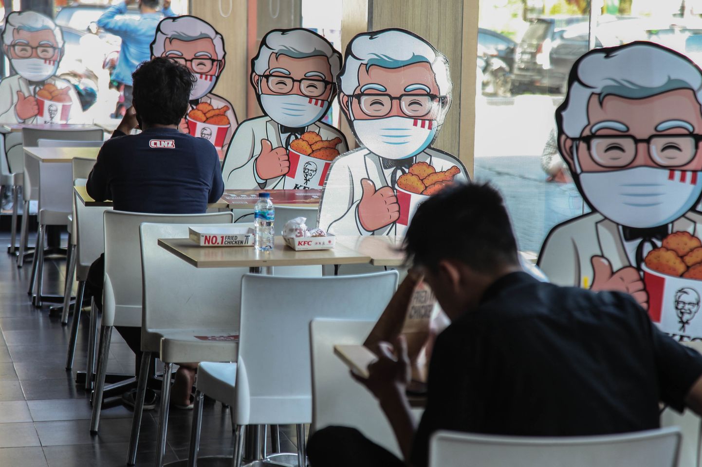 Indoneesia KFC-des on kolonel Sandersitele maskid ette pandud.