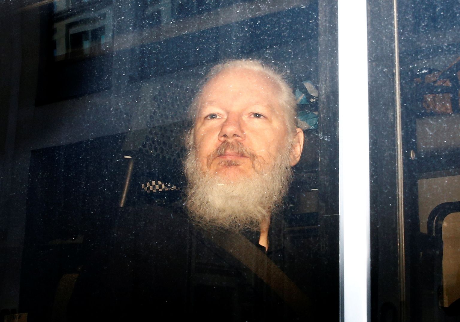 WikiLeaksi asutaja Julian Assange politseibussis pärast seda, kui Briti politsei ta Londonis 11. aprillil vahi alla võttis.