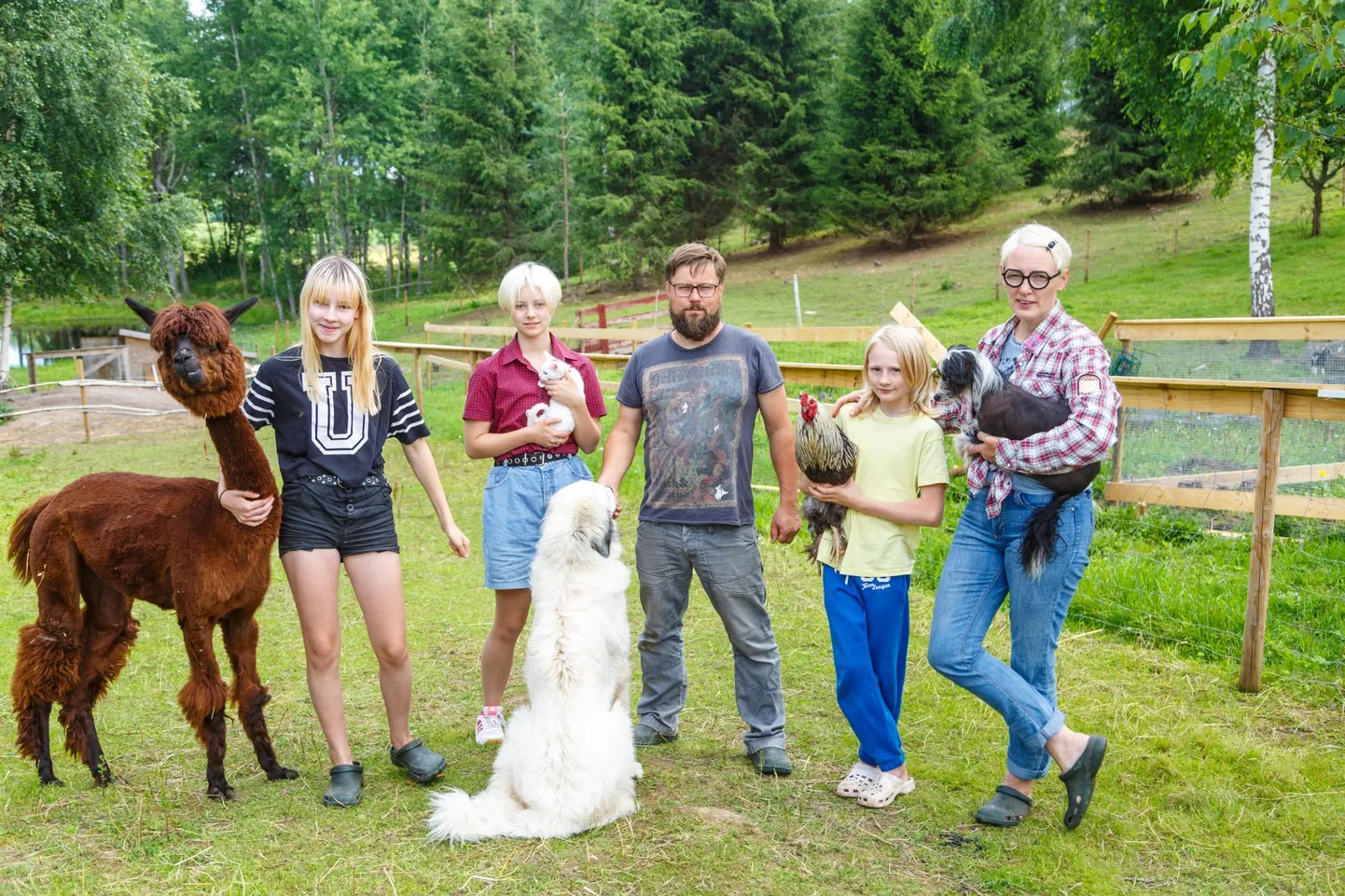 Alpakaaias on end ritta seadnud kogu pere (vasakult): Ingel, Liis, Margus, Laurits ja Janika.