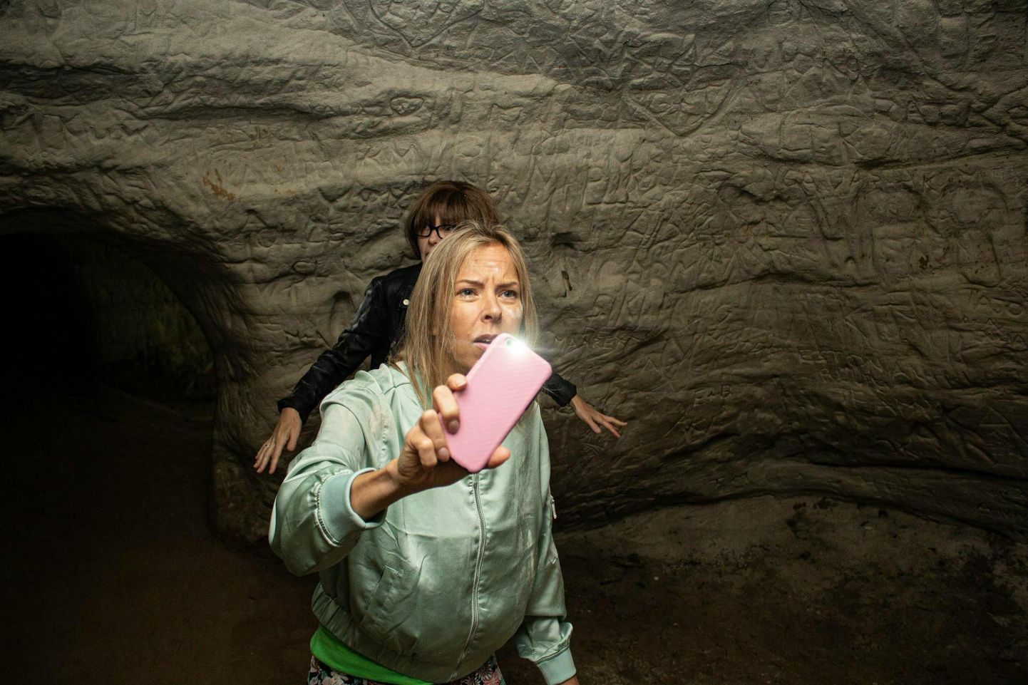 Kadri Rämmeld hiljutistel «Kättemaksukontori» võtetel Helme koobastes