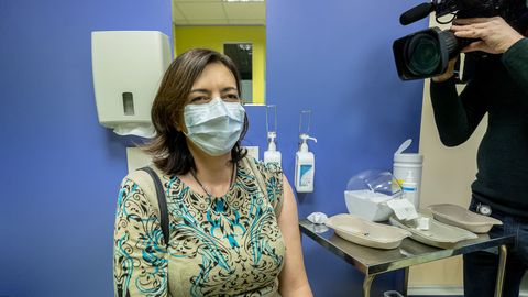 Dr Joller esimest vaktsiinisüsti saamas. Dr Joller esimest vaktsiinisüsti saamas.