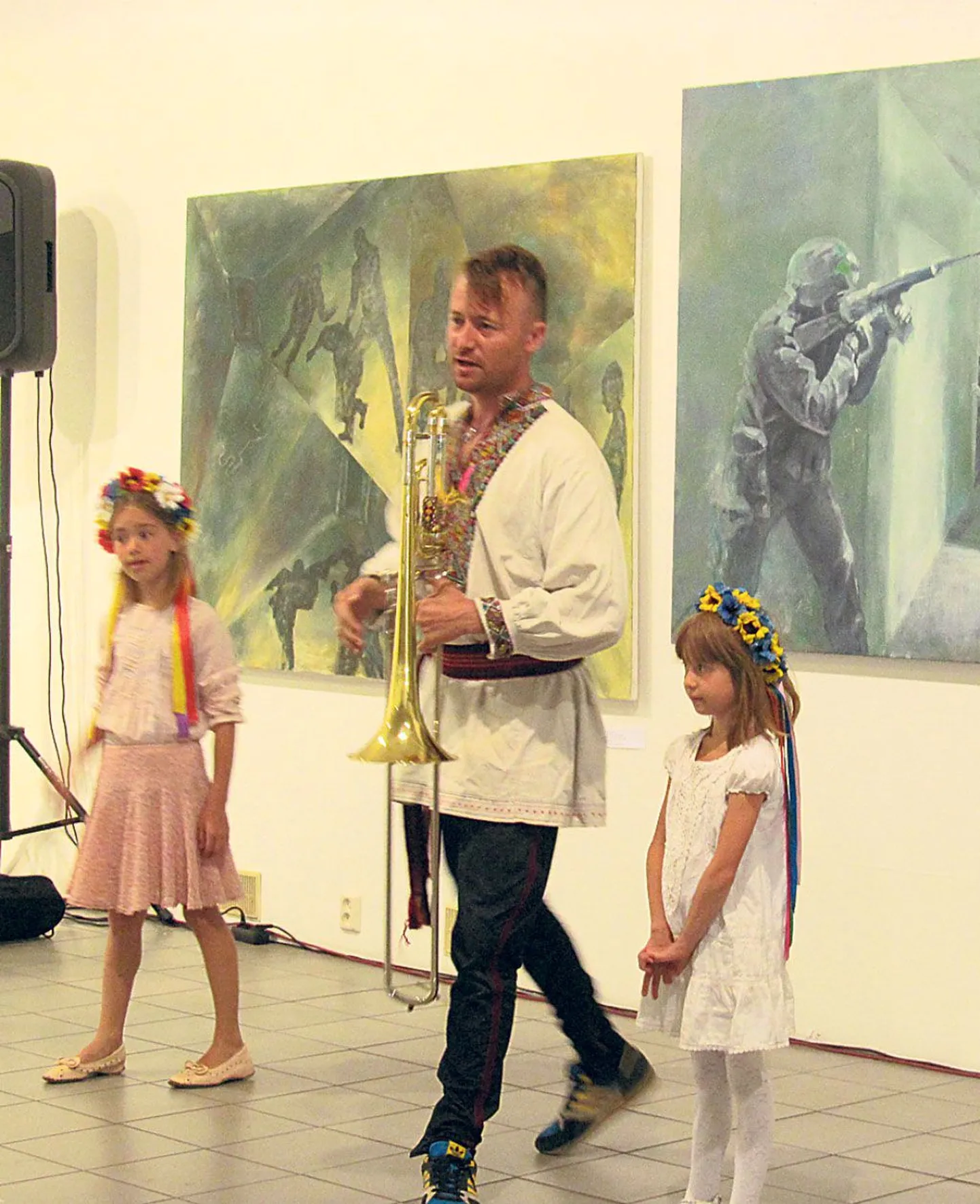 Ukraina laule esitasid koos isa Ruslan Trochynskyiga tütred Rute ja Kirke.
