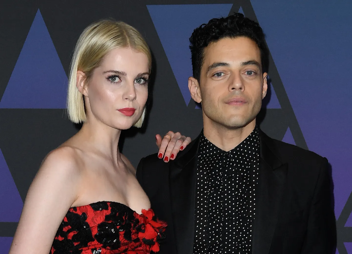 Rami Maleks un Lūsija Bointone