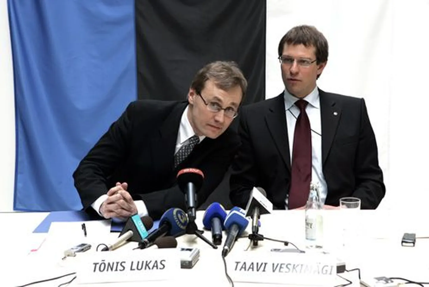 Esimest korda esitlesid parteijuhid Tõnis Lukas ja Taavi Veskimägi ametlikult kahe erakonna ühinemiskava aprilli alguses KUMUs toimunud pressikonverentsil.