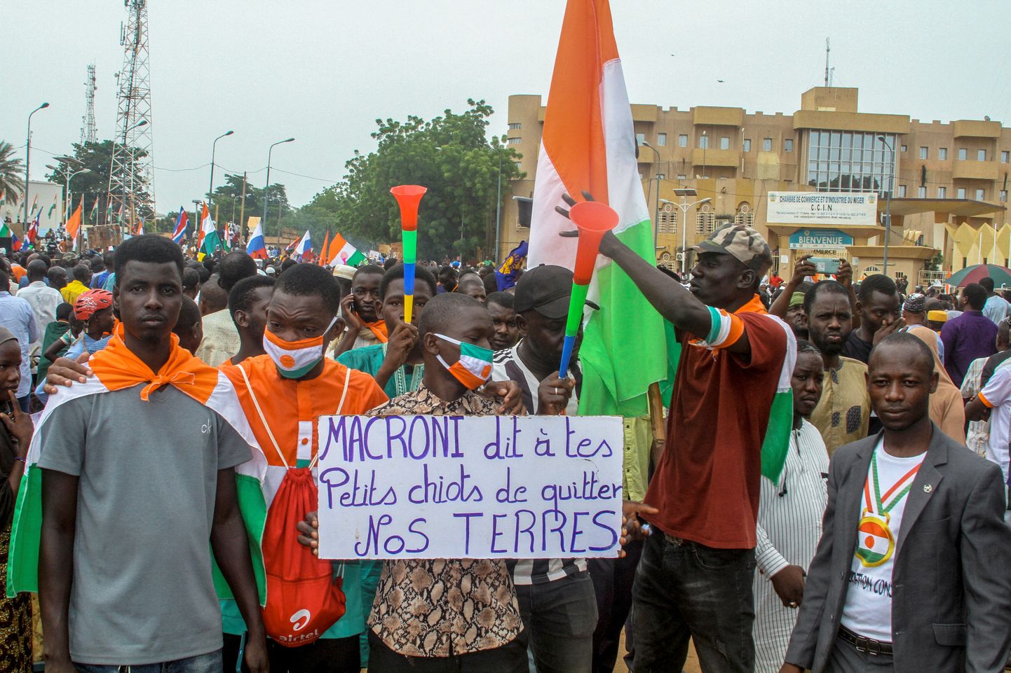 Sõjaväehuntat toetavad meeleavaldajad Niamey tänavatel. Ühel protestijatest käes silt sõnumiga "Macron! Ütle oma väikestele kutsikatele, et nad lahkuksid meie maalt!"