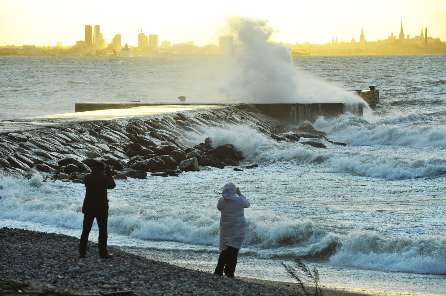 Rahvas Pirital Merivälja tee ääres merel möllavaid tormilaineid jälgimas.