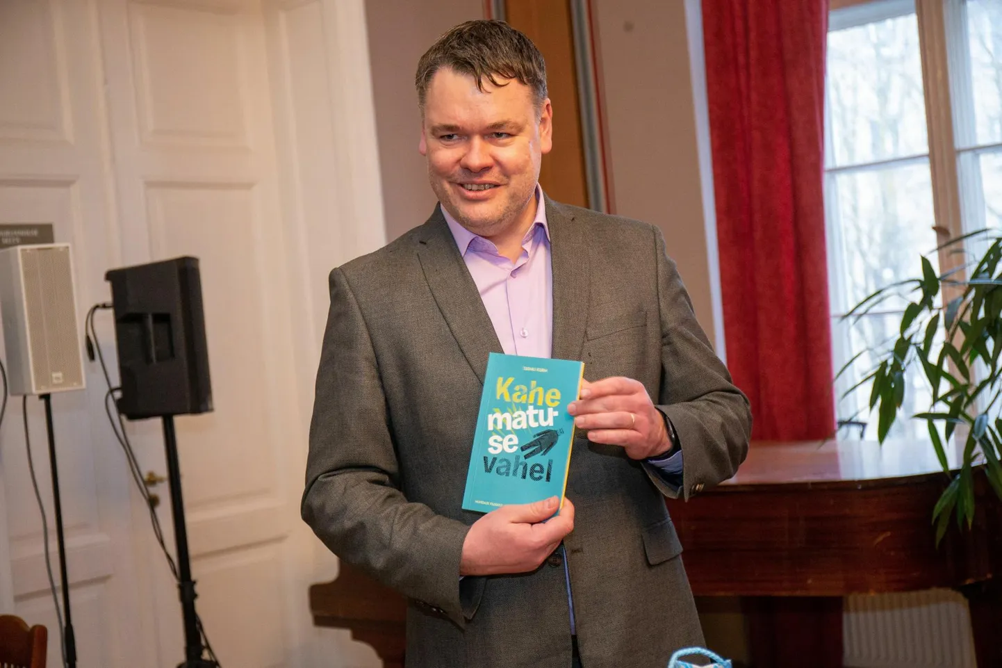 Tarmu Kurm tänavu märtsis oma raamatu «Kahe matuse vahel» esitlusel.