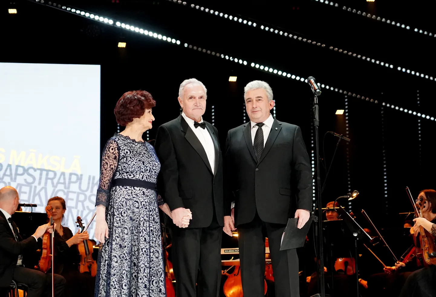 Aktrise Olga Dreģe, aktieris Uldis Dumpis un pasākuma vadītājs, aktieris Gundars Āboliņš "Spēlmaņu nakts" balvu pasniegšanas ceremonijas laikā Dailes teātrī.