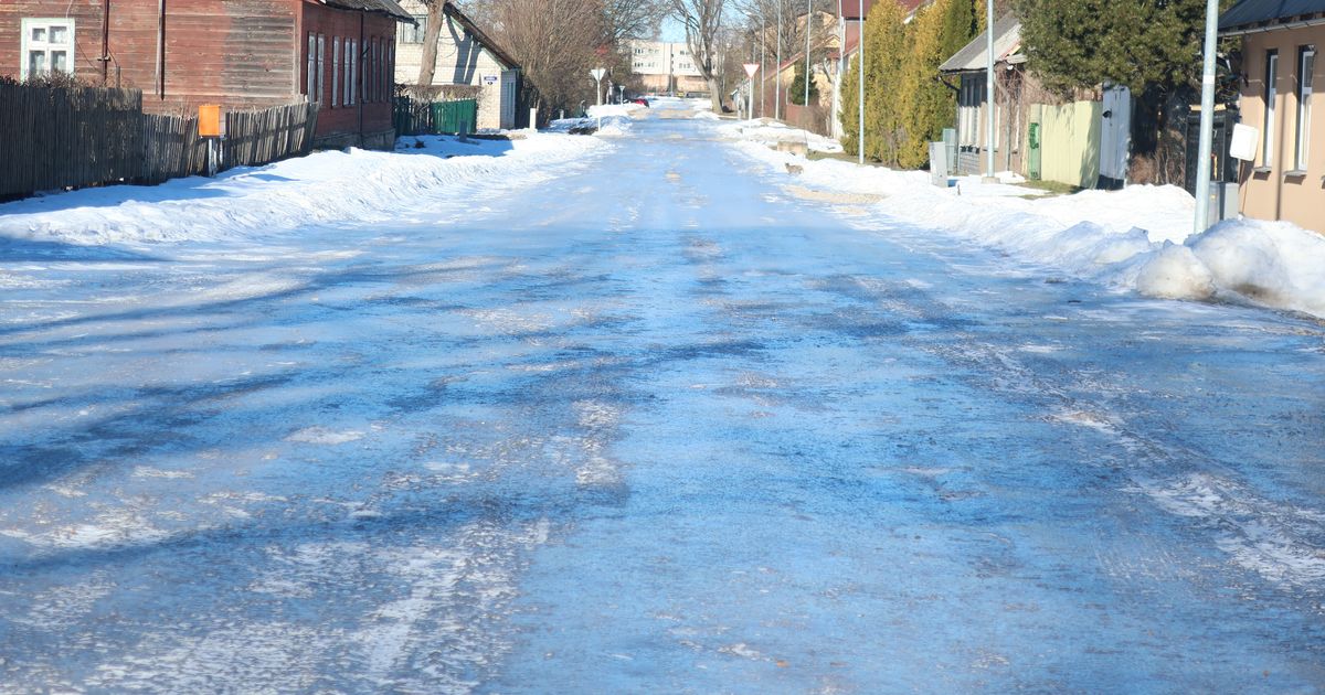 Liuväljakut meenutav tänav niidab tehasetöölisi jalust