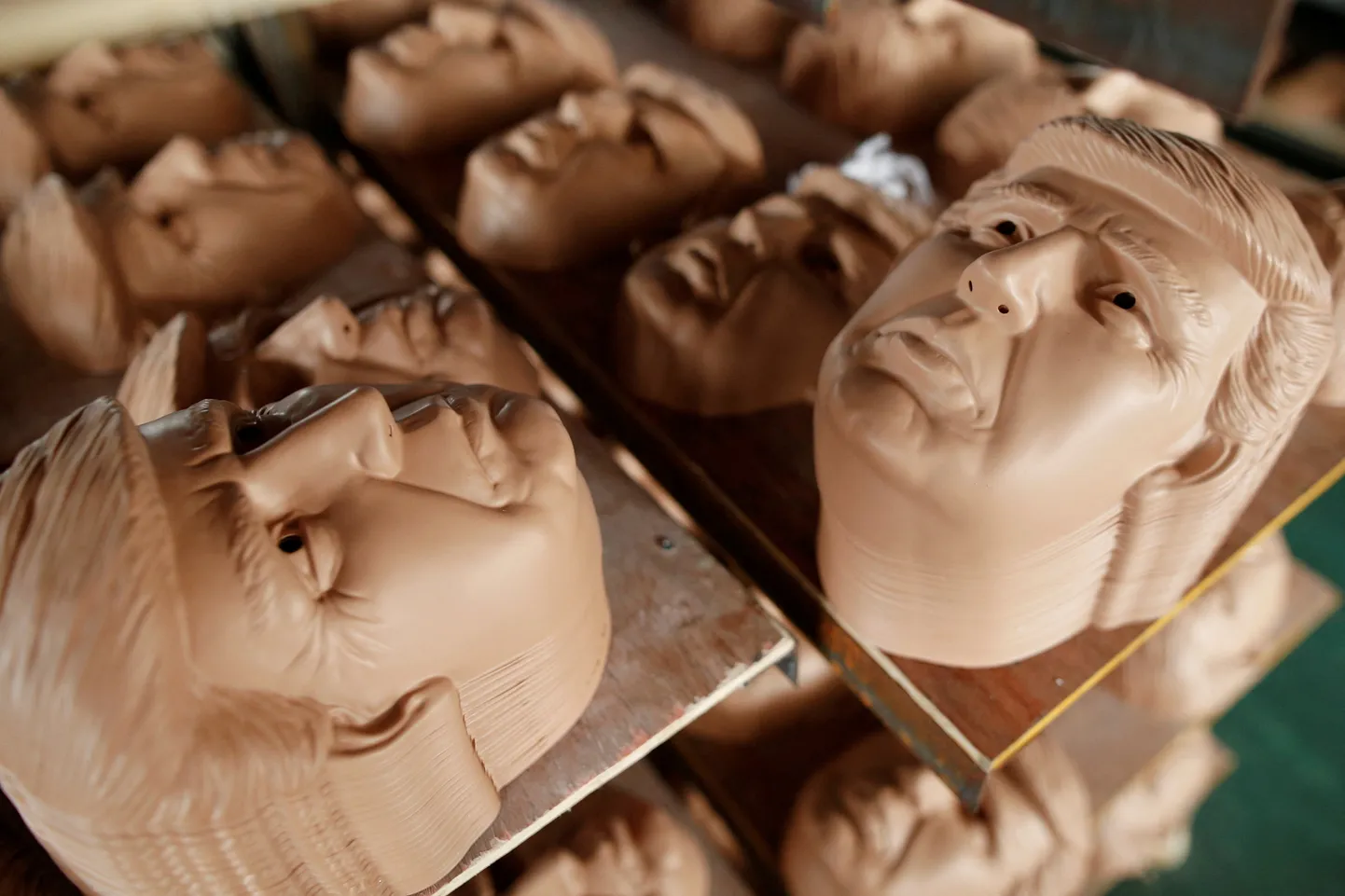 Donalda Trampa sejas maskas ražotnē Ķīnā
