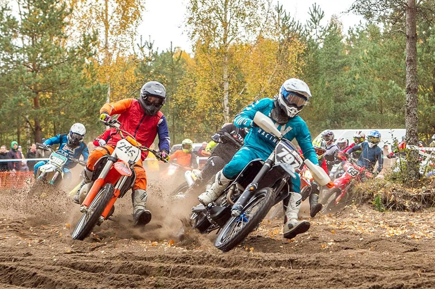 Rannu kestuskrossil kihutas 90 kaherattalise tsikli taltsutajat.