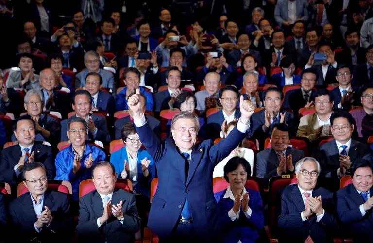 Valimised võitnud Moon Jae-in täna Lõuna-Korea pealinnas Soulis lävepakuküsitluste selgumise ajal poseerimas. Foto: REUTERS/Kim Hong-Ji /Scanpix