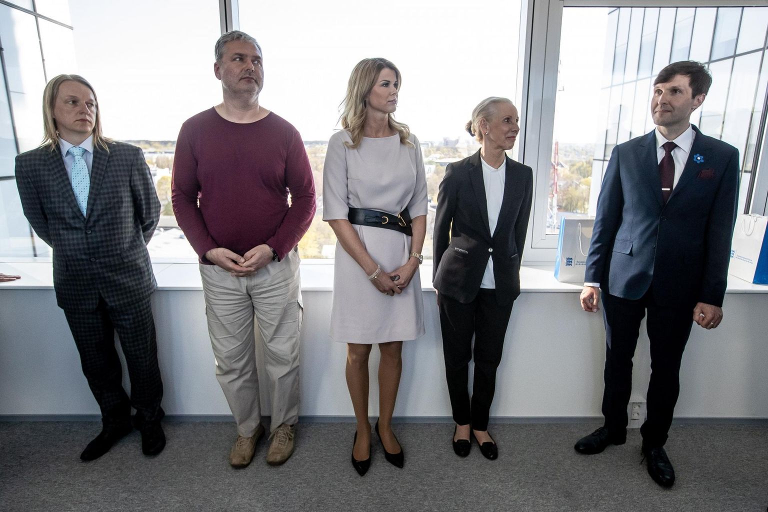 Rahandusminister, konservatiivse rahvaerakonna liige Martin Helme (paremal) laseb endale nõu anda (vasakult) Rain Epleril, Lasse Lehisel, Kristel Menningul ja Kersti Krachtil.