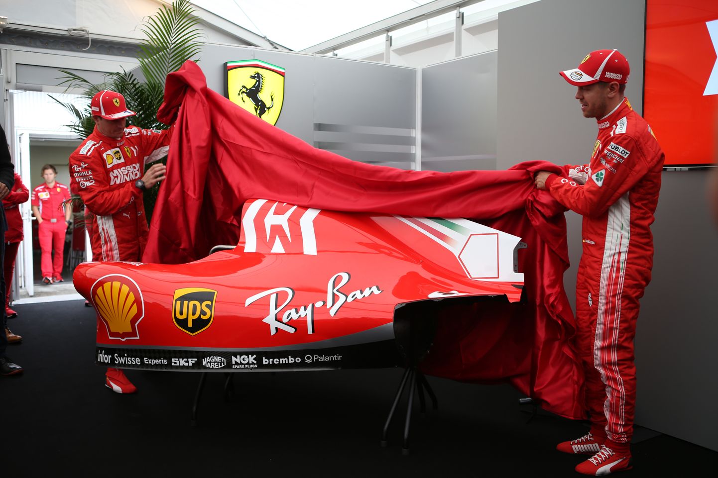 Kimi Räikkönen ja Sebastian Vettel näitavad Ferrari uut värvilahendust. Vettel tahaks aga auto juures enamatki muuta.