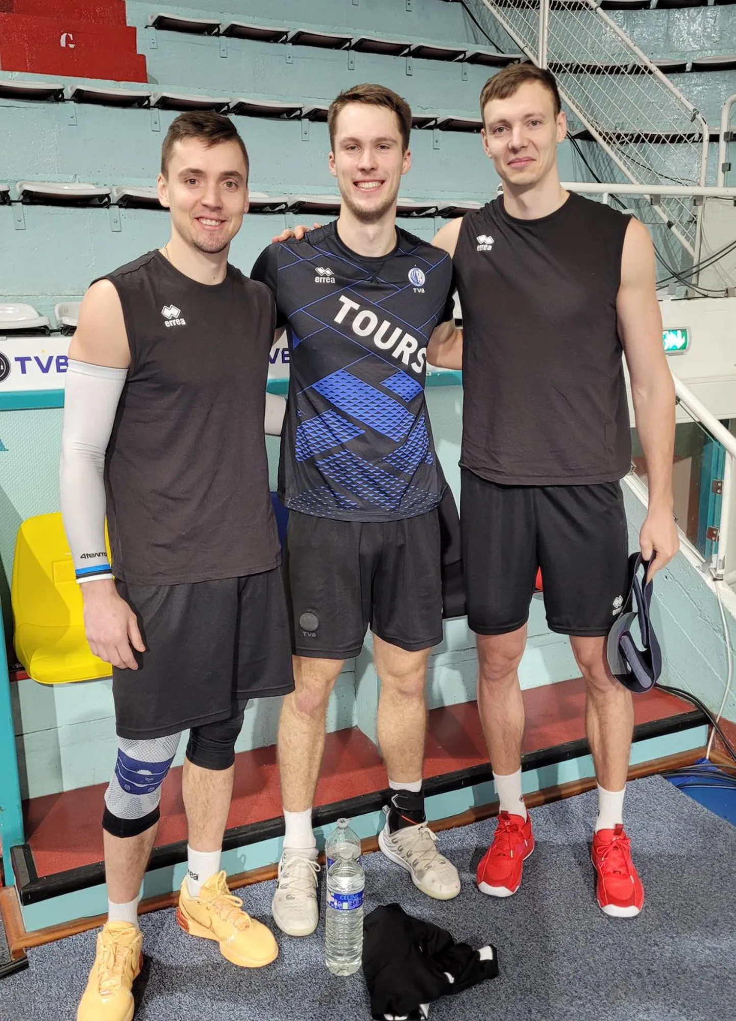 Toursi esindav Märt Tammearu kahe vanema kolleegi, Berliini mängijate Robert Tähe (vasakul) ja Timo Tammemaa vahel.