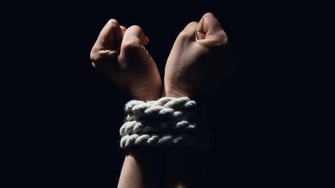 Vīrietis Rīgā sasien sievu un tur gūstā — sieviete izglābjas, nosūtot ziņu meitai