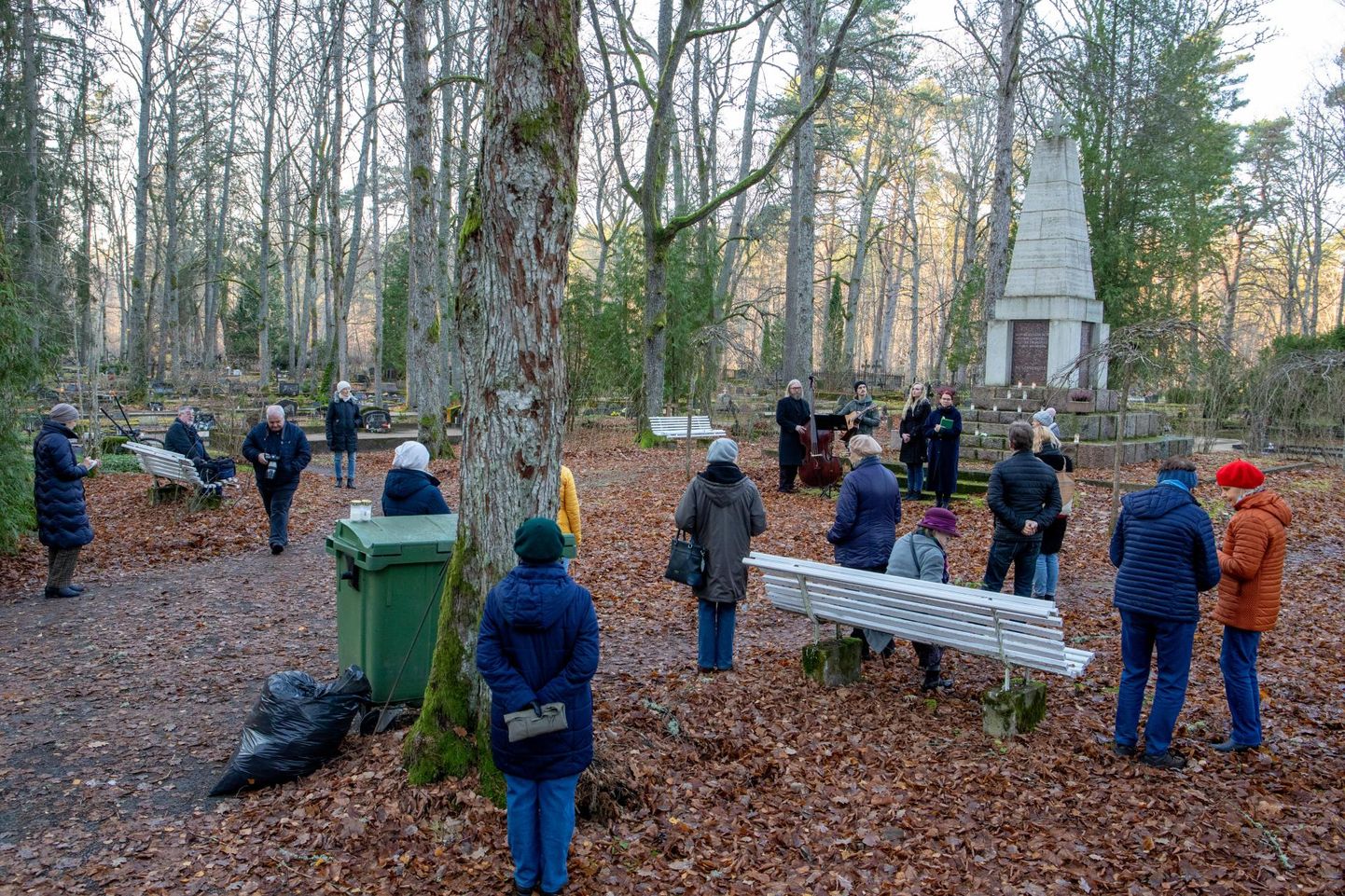 1. novembril koguneti Audru kalmistul ­vabadussõja ausamba juurde, et avaldada toetust osavallakeskuse senisele juhata­jale Priit Annu­sele.