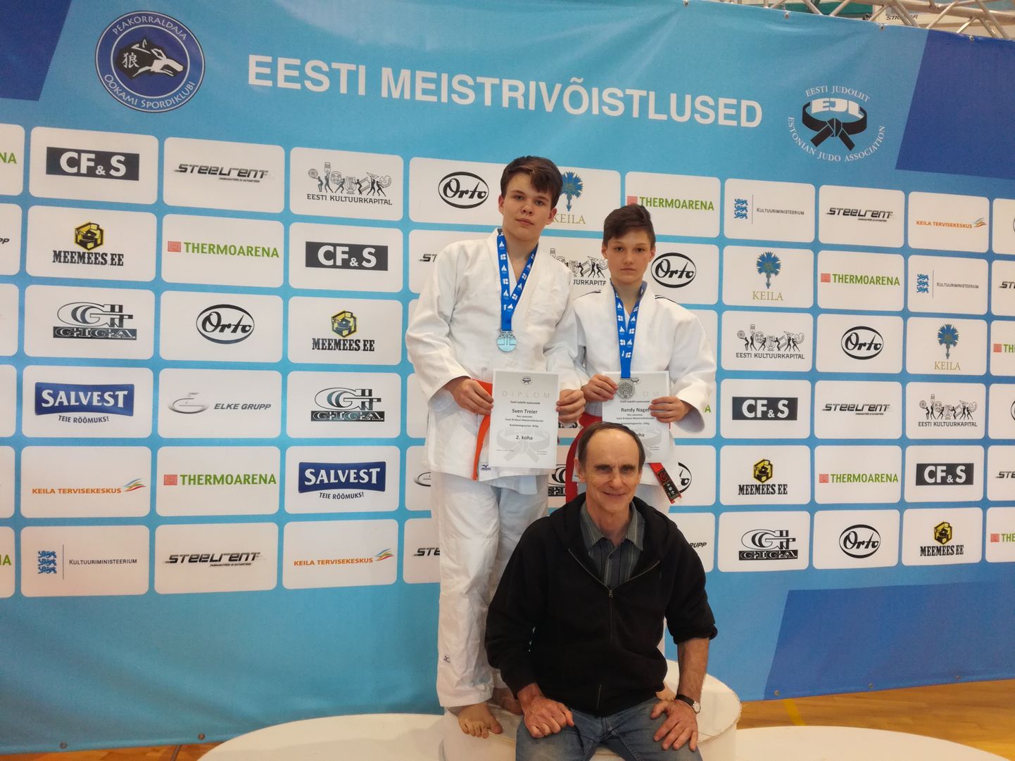 B-vanuseklassi medalivõitjad Sven Treier (vasakul)ja Randy Nagel koos treener Enno Raagiga