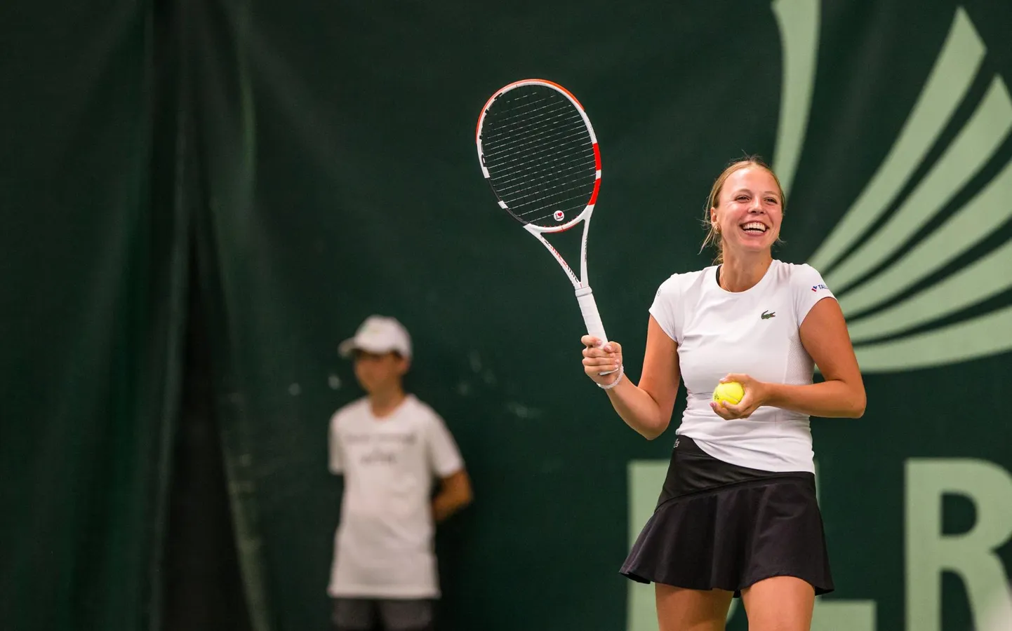 Anett Kontaveit on korra sel suvel Eestis juba väljakutel käinud, kui osales Eesti tennise meistrivõistluste 100 aasta juubeli tähistamiseks korraldatud sõumängul.  FOTO: Raul Mee