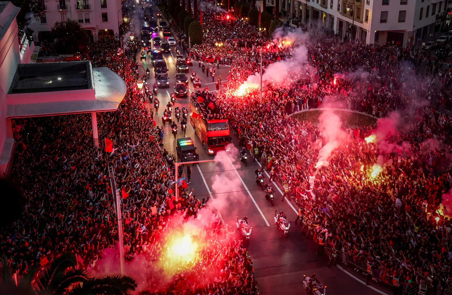 Rabati tänavad täitusid tuhandete jalgpallisõpradega.
