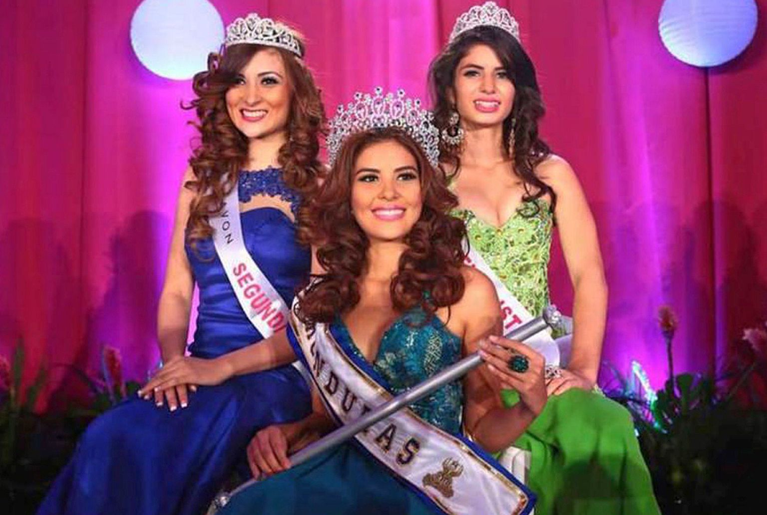Miss Honduras 2014 María José Alvarado (keskel)