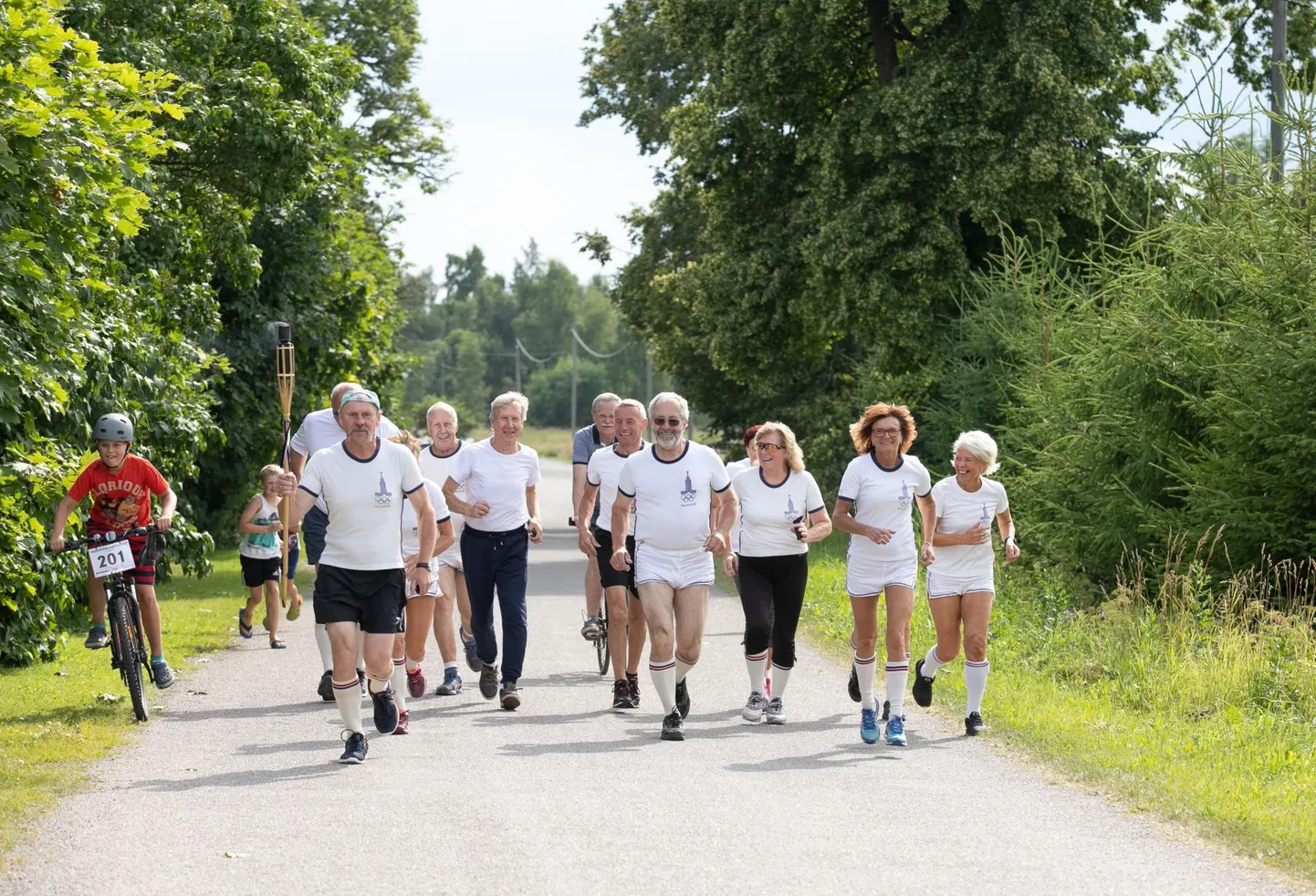 Olümpiatule jooksul osalenud endisaegse Rakvere rajooni sportlased tulid pikkade aastakümnete järel taas kokku, et toimunut meenutada ning loomulikult võtta üheskoos ette viiekilomeetrine teatejooks.