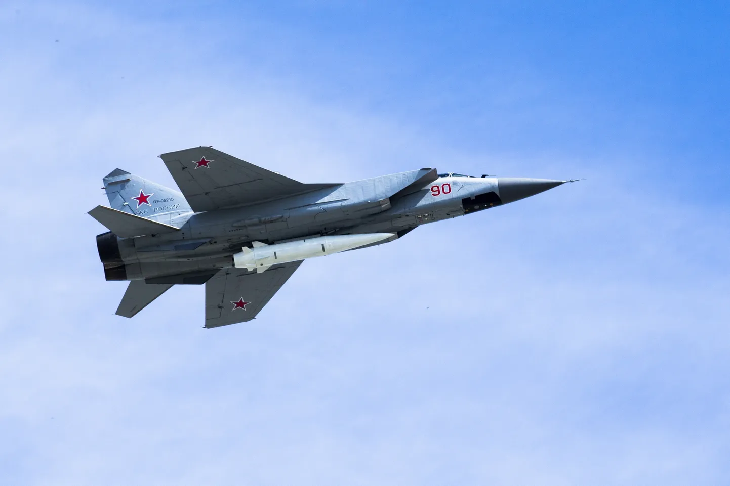 Venemaa õhujõudude MiG-31K reaktiivlennuk kandmas hüperheliraketti Kinžal võidupüha sõjaväeparaadi ajal 2018. aastal
