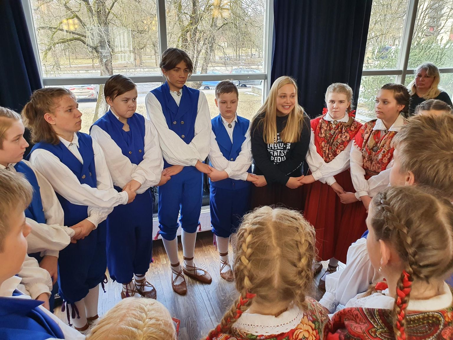 Ingrid Jasmin ja Kajaka noored mullu kevadel 13. noorte tantsupeo "Sillad" repertuaari esmaesitluse eel Paide muusika- ja teatrimajas lava taga. Peo kunstilise toimkonna juhendamisel astusid üles tantsurühmad Tallinnast, Tartust ja Pärnust.