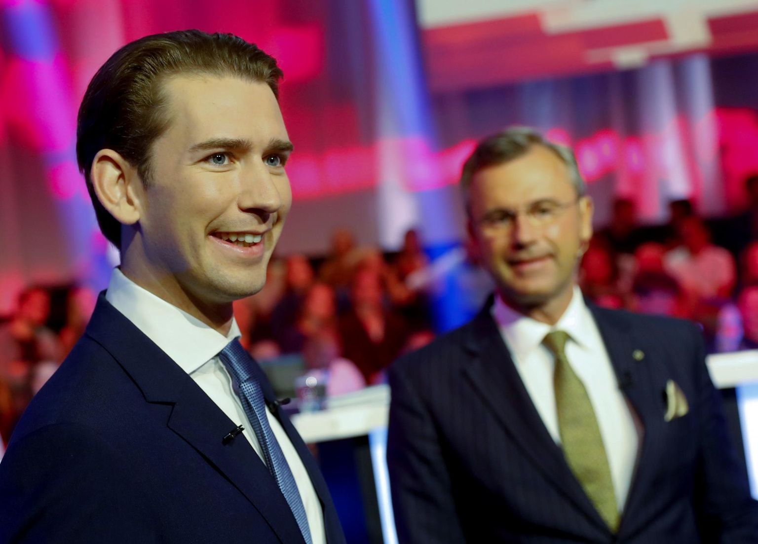 Pühapäeval Austrias toimuvatel erakorralistel valimistel ennustatakse valimisvõitu ja sellega koos kantslerikohta Sebastian Kurzi (vasakul) juhitud Rahvaparteile (ÖVP), kes tõenäoliselt võtab valitsusse Norbert Hoferi (paremal) juhitud paremäärmusliku Vabaduspartei (FPÖ). 