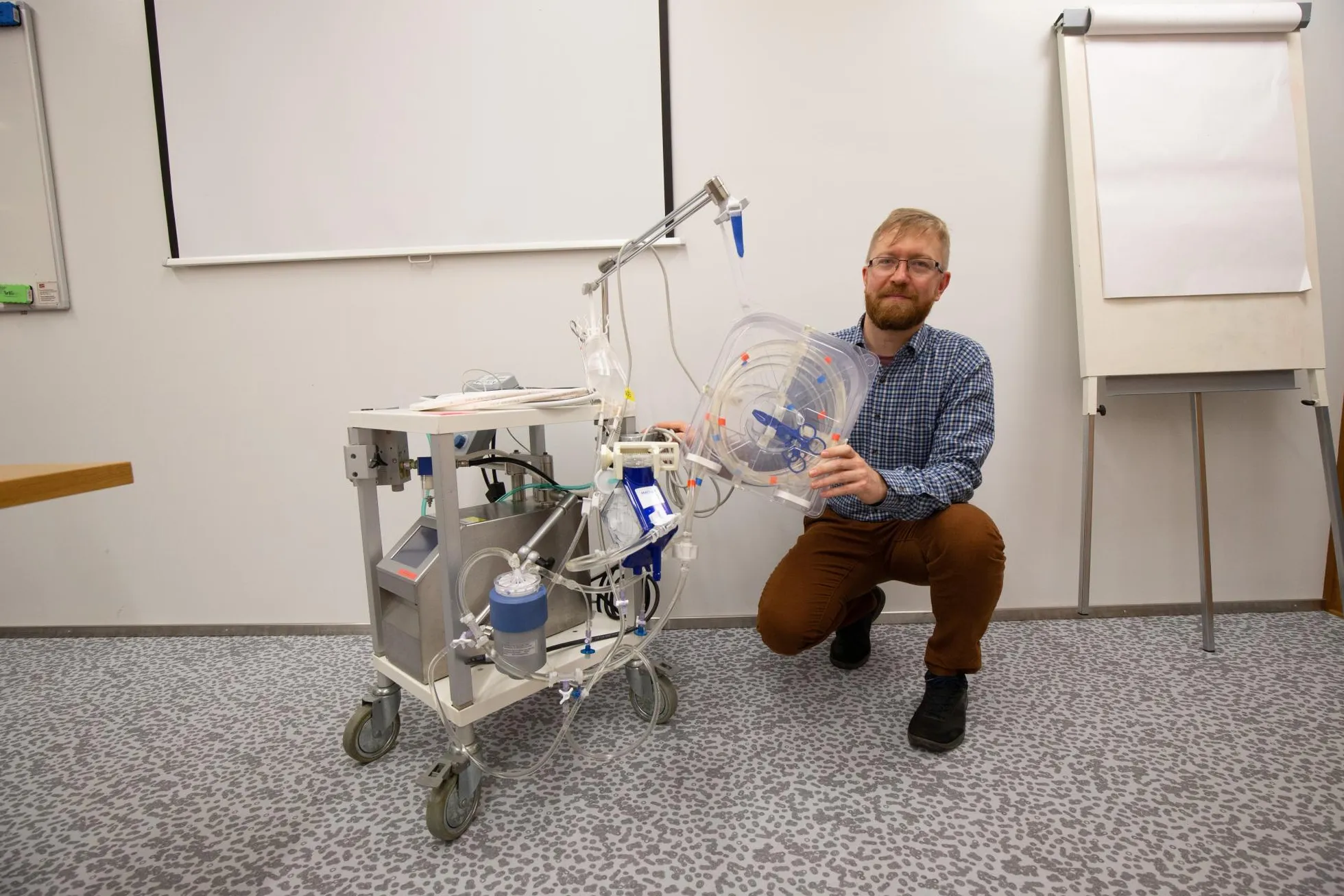 Moodsa aja kehavälise vereringe aparaat, EKMO seade näeb välja otsekui elegantne ports voolikuid väikeste lisaseadmetega serveerimislaual, mida on doktor Olavi Maasikal võimalik intensiivraviosakonnast ka õppeklassi veeretada.