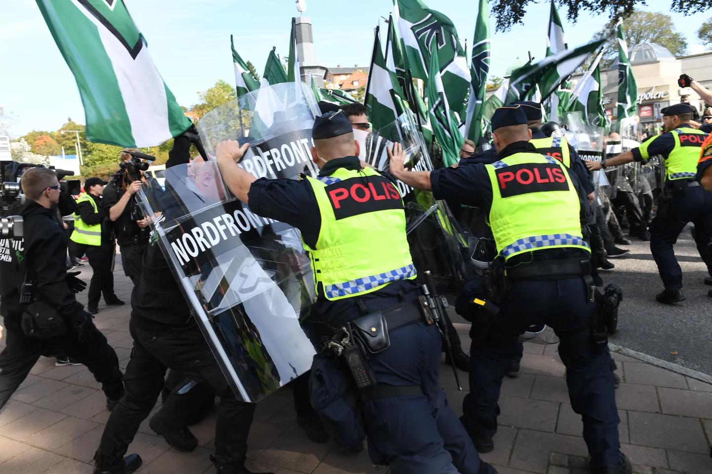 Märulipolitseinikud takistasid Göteborgis toimunud paremusäärmuslaste marssi.