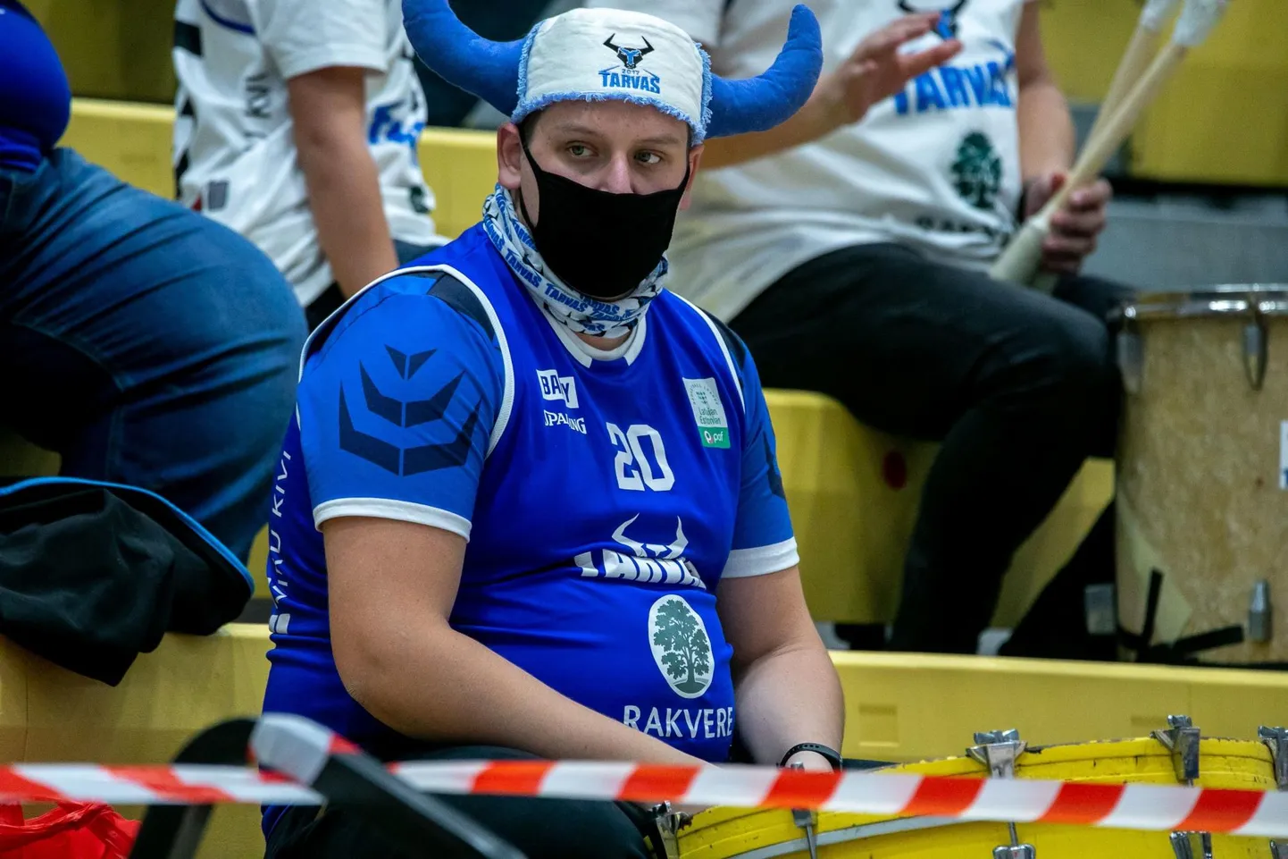 Uute oludega kohanevad nii mängijad kui ka Rakvere Tarva kodumänge külastavad poolehoidjad. Viimased kandsid kodusel karikaturniiril usinalt maske ja täitsid samuti muid reegleid.