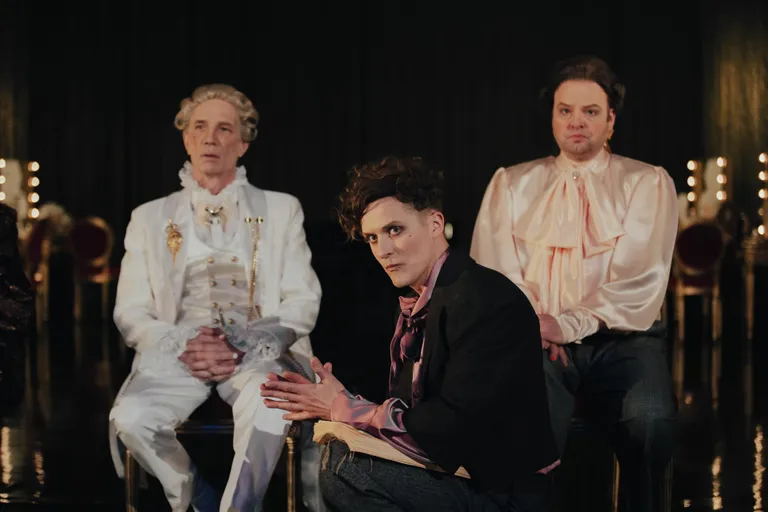 Draamateatris esietendub Peter Shafferi «Amadeus». Joseph II (Rein Oja), Wolfgang Amadeus Mozart (Tõnis Niinemets) ja krahv Johann Kilian von Strack (Tiit Sukk).