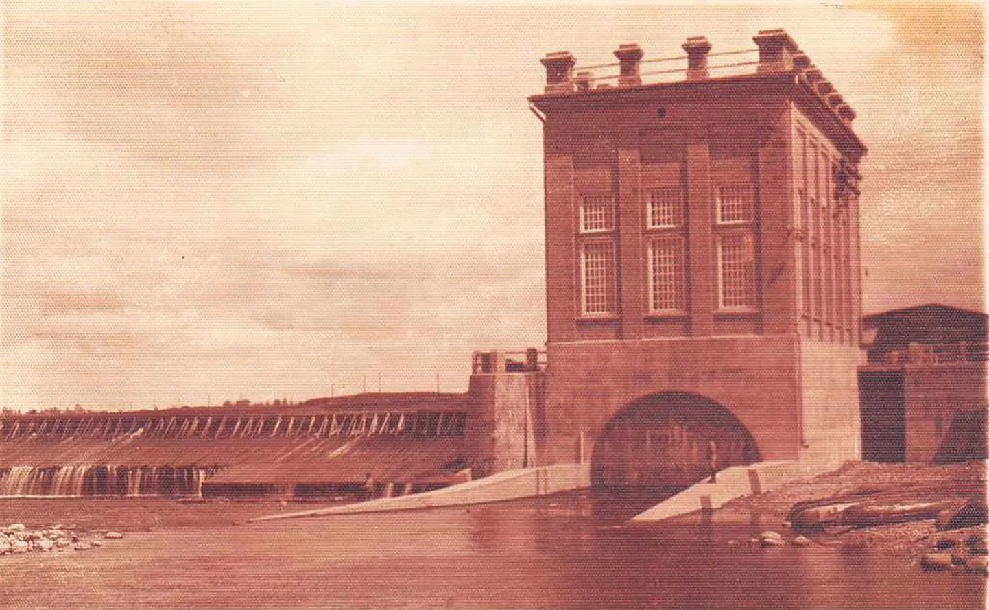 Sindi vabrikule läks uue hüdroelektrijaama ehitamine maksma 240 000 krooni. Elektrifitseerimistöödele kulus kokku veel ligi 130 000 krooni. Juba 1930. aastal kavandati jõele uut paisu, mis ehitati alles 1974. aastal.
