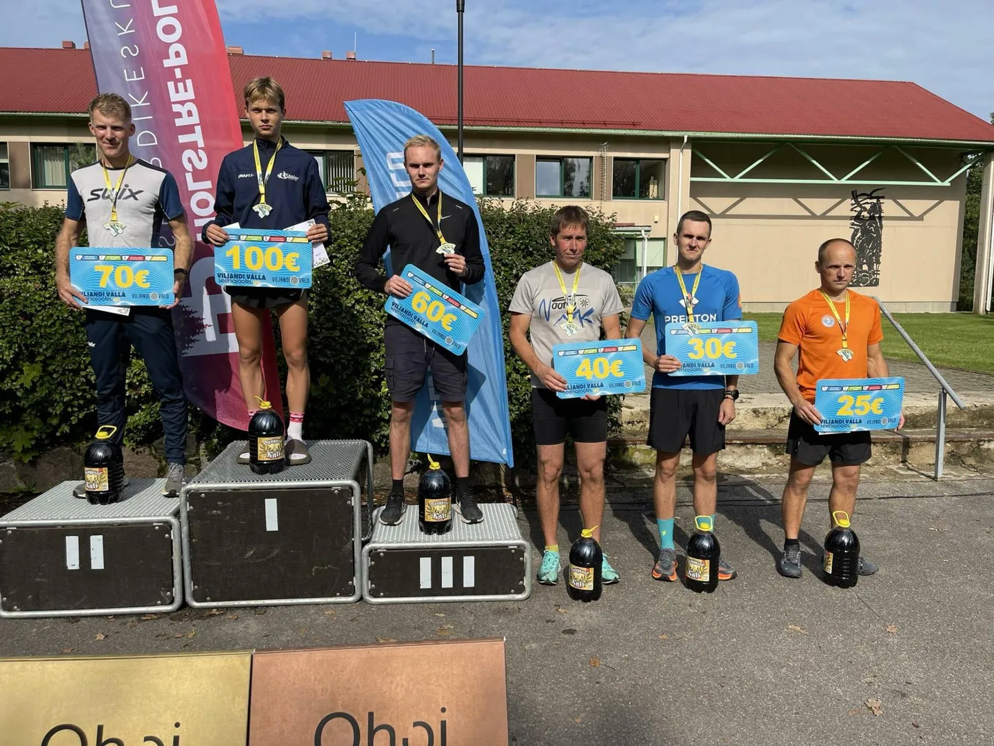 Laupäeval peetud 11. Saarepeedi Mägede jooksu võidu võttis Morten Siht (keskel pjedestaalil), teine oli Morten Sætha ja kolmas Raul Viitmaa.