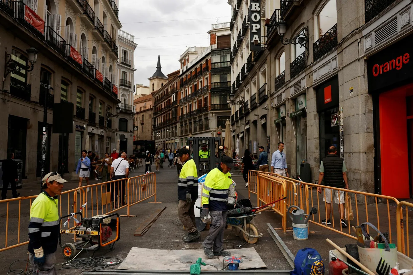 Töölised remondivad tänavat Madridi kesklinnas. Tööpuudus on Hispaanias kahanenud riigi kohta erakordselt väikseks, kuid rekordiline arv elanikke rabab mitmel kohal.
