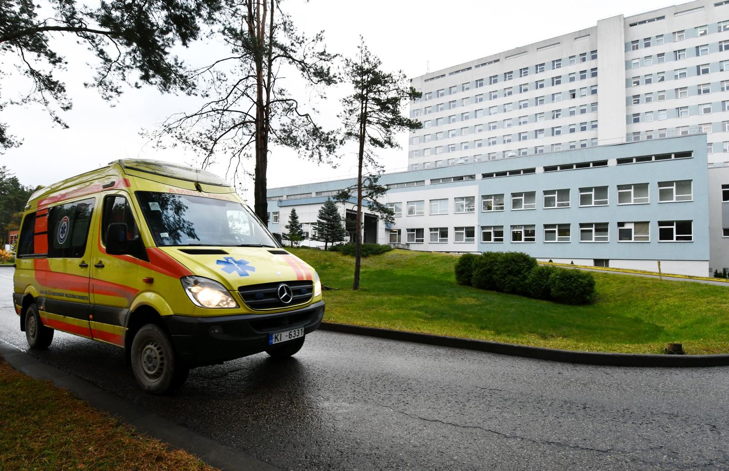 Neatliekamās medicīniskās palīdzības automašīna pie Daugavpils Reģionālās slimnīcas.