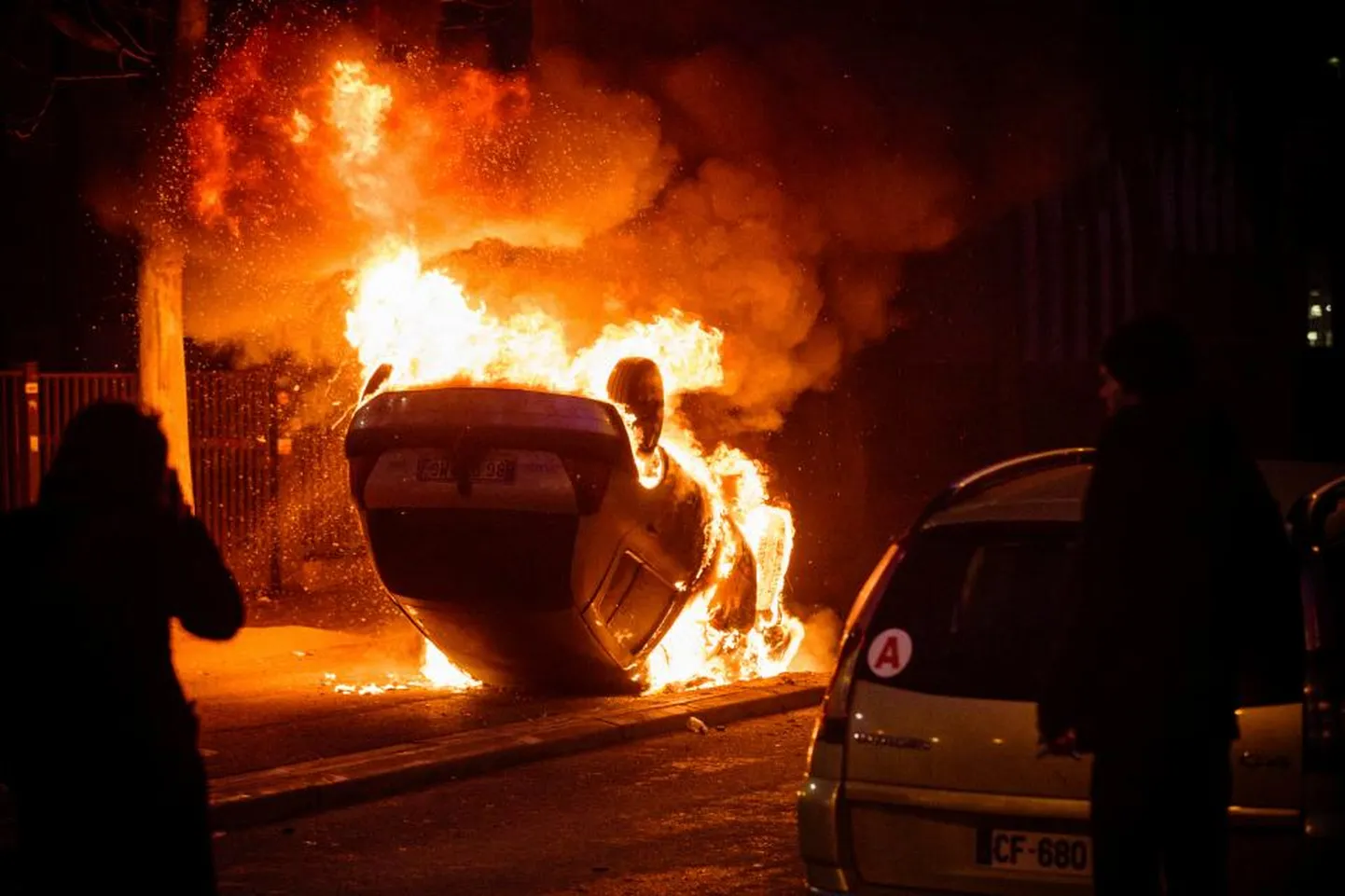 Põlevad autod Pariisis. Foto on illustratiivne.