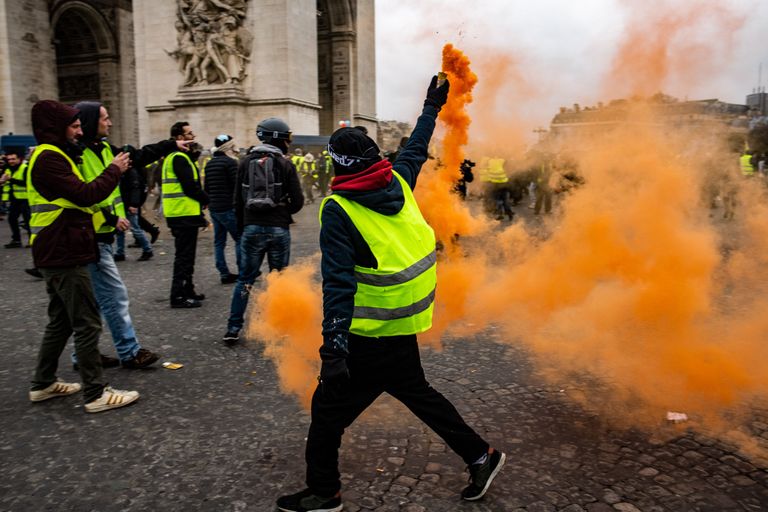 Kollavestidest meeleavaldajad laupäeval Pariisis.