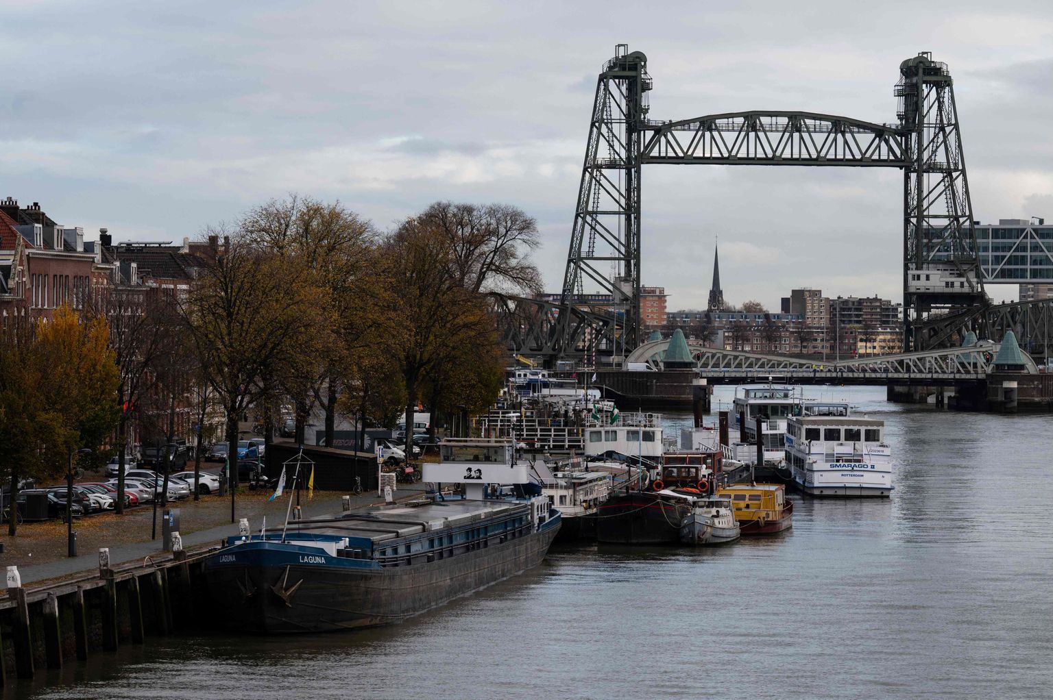 Hollandi Rotterdami Koningshaveni sild, mille keskosa miljardär Jeff Bezose uue superjahi tõttu lammutatakse