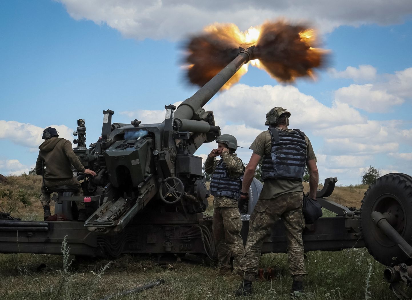 Ukraina sõdurid tulistamas haubitsast FH-70 Donbassi rindel esmaspäeval, 18. juulil.
