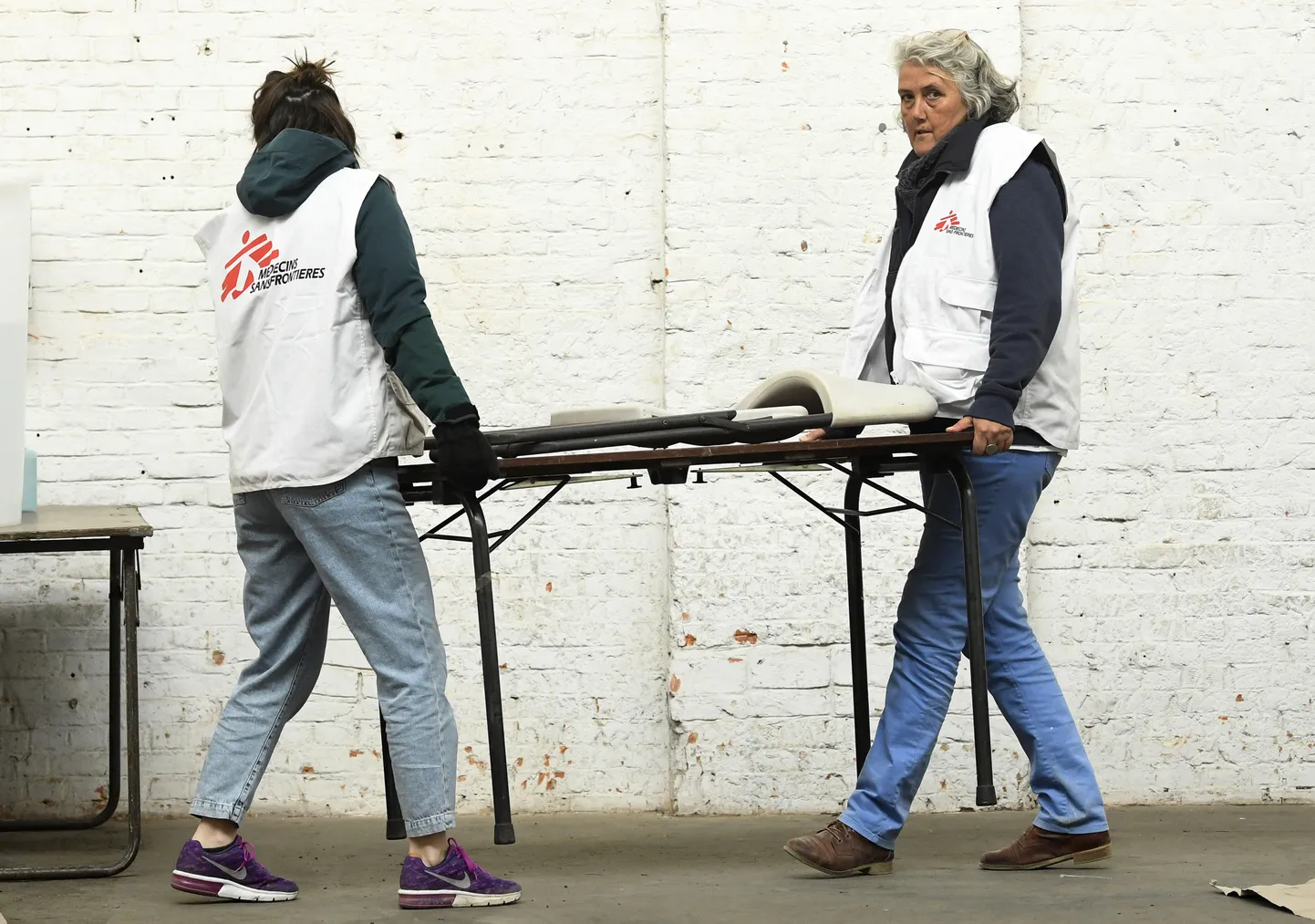 Piirideta Arstid (Medecins Sans Frontieres) avasid Brüsselis 30. märtsil keskuse, kus COVID-19 nakatunud kodutud ja alalise elukohata inimesed saavad peavarju. Sarnane keskus kodututele on nüüd kavas avada ka Torontos.