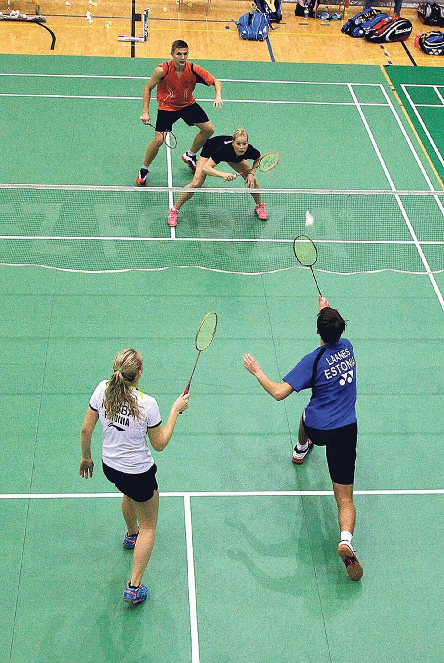 Enne võistlusi treenisid sulgpallurid Heiko Zoober (oranžis), Kati Tolmoff (mustas), Kristin Kuuba (valges) ja Mihkel Laanes (sinises) Annelinna spordihallis segapaarismängu.
