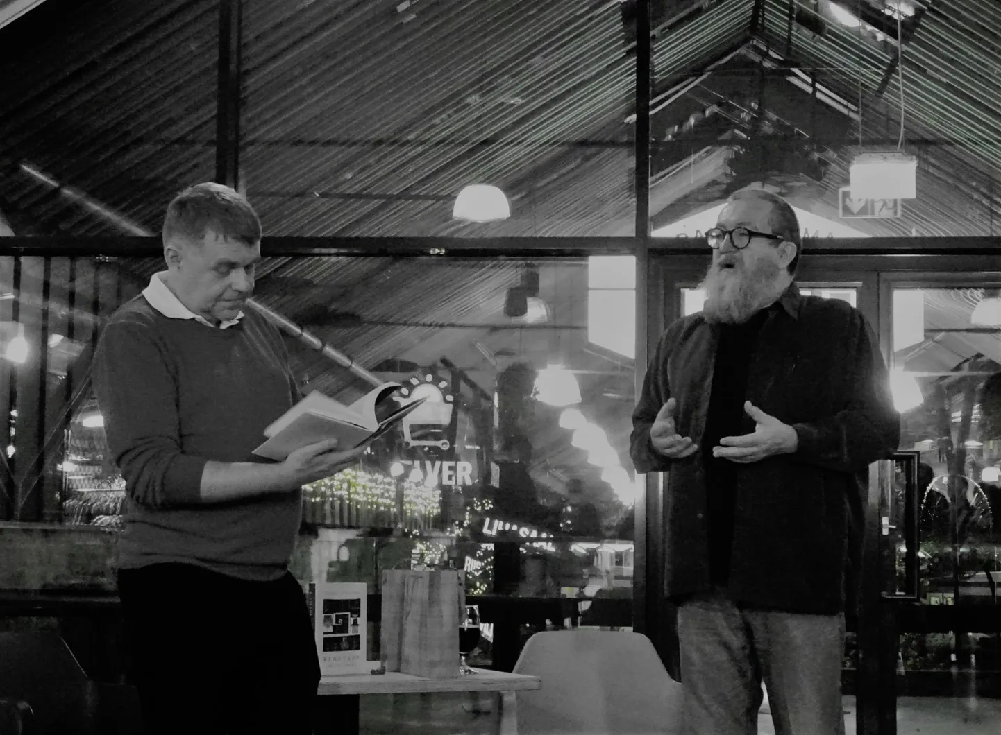 “Rehepapi” autor Andrus Kivirähk (vasakul) peab Jüri Mildebergi kunstilist interpretatsiooni teosest igas mõttes õnnestunuks.