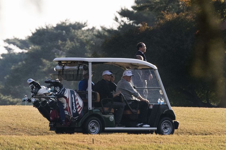 Trump Abega golfi mängimas. 